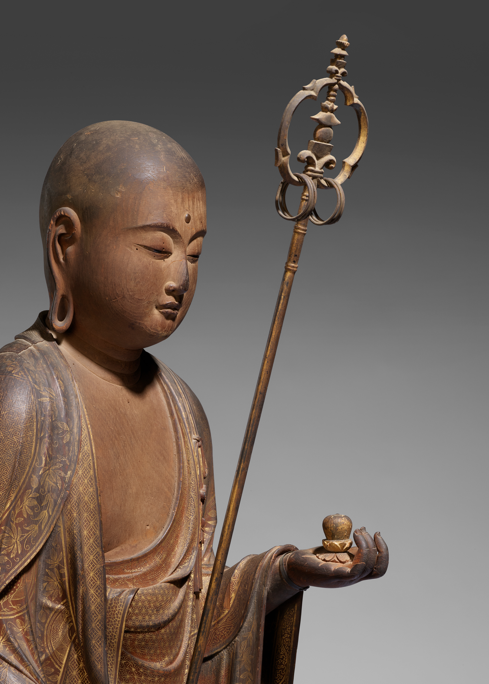 木制地藏菩薩立像,日本,鐮倉時代,1291年制(局部)。高(連底座):54½ 英寸(138.5 公分)。估價:2,000,000-4,000,000英鎊。此拍品將於2023年10月13日在佳士得倫敦「塞繆爾‧約瑟夫維茲珍藏:樂於探索的淵博人生」拍賣中呈獻