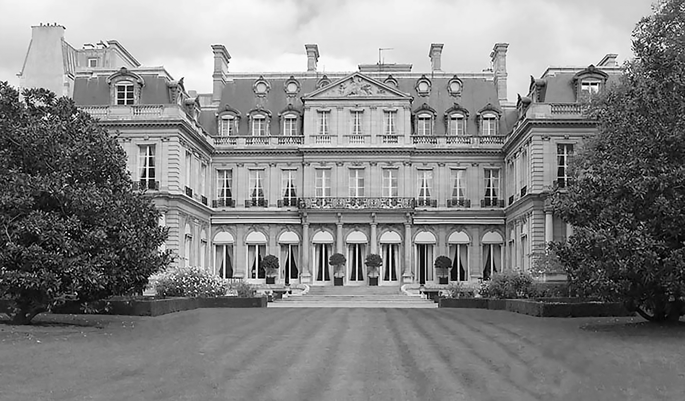 Built in 1839, the Hôtel de Pontalba in Paris was the home of Baron Edmond James de Rothschild. It is now the residence of the US Ambassador to France