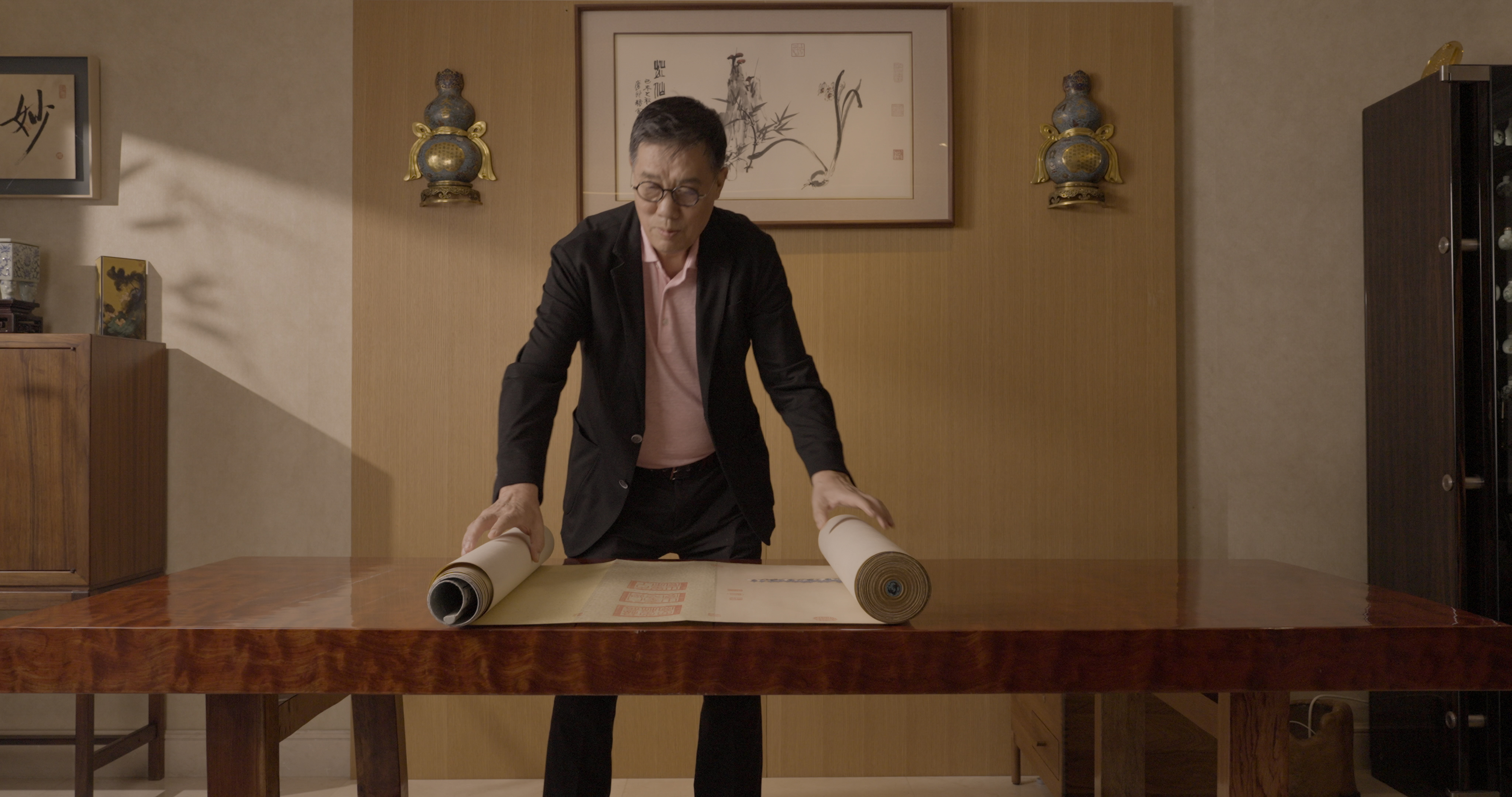 趙心在家中欣賞《乾隆大閱圖》第三卷《閱陣》