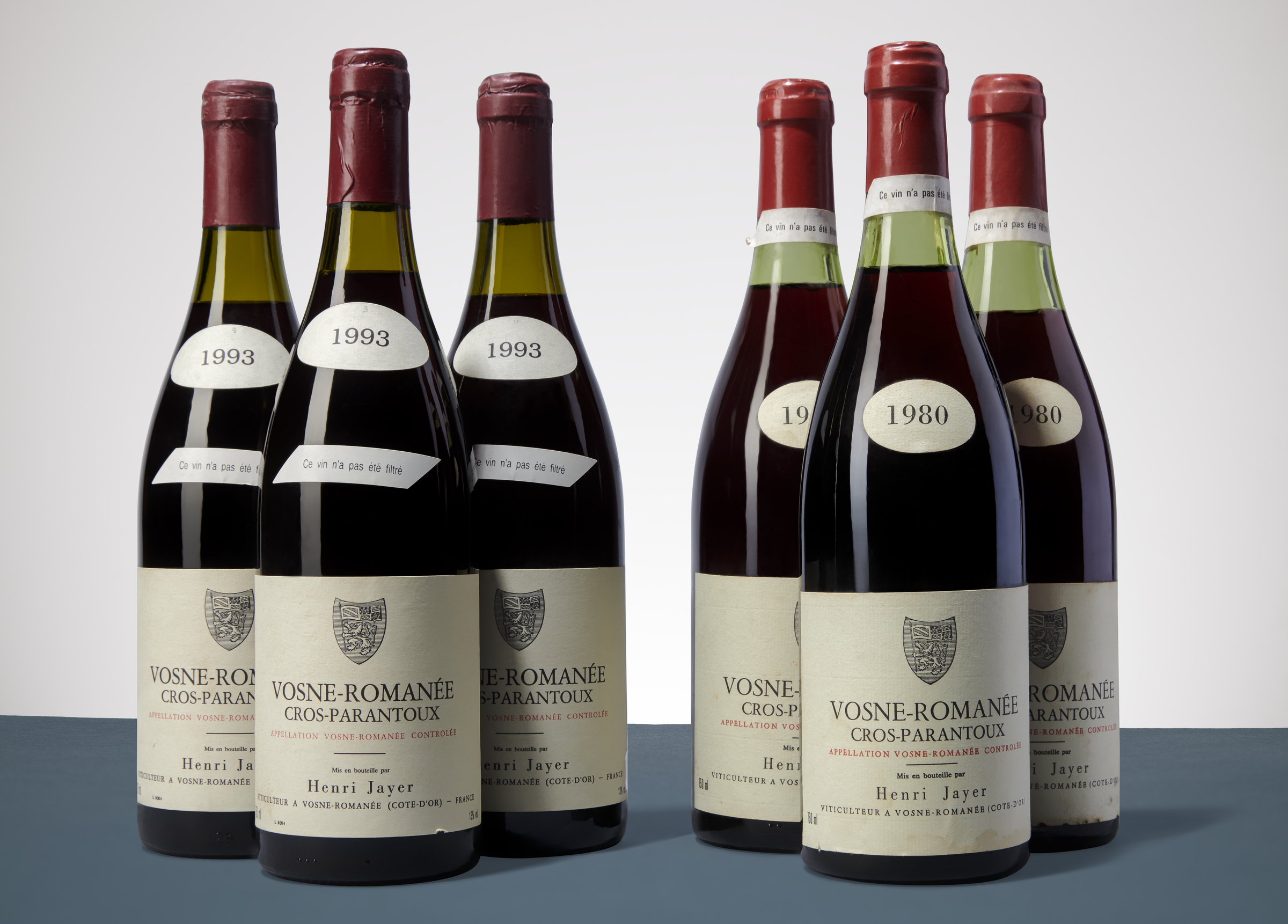 Henri Jayer, Vosne-Romanée Cros Parantoux 1993,1组10瓶。估价:850,000-1,200,000港元。此拍品将于2023年11月24日在佳士得香港A. Botenga医生珍藏名酒:六十载收藏之旅第一部份拍卖中呈献