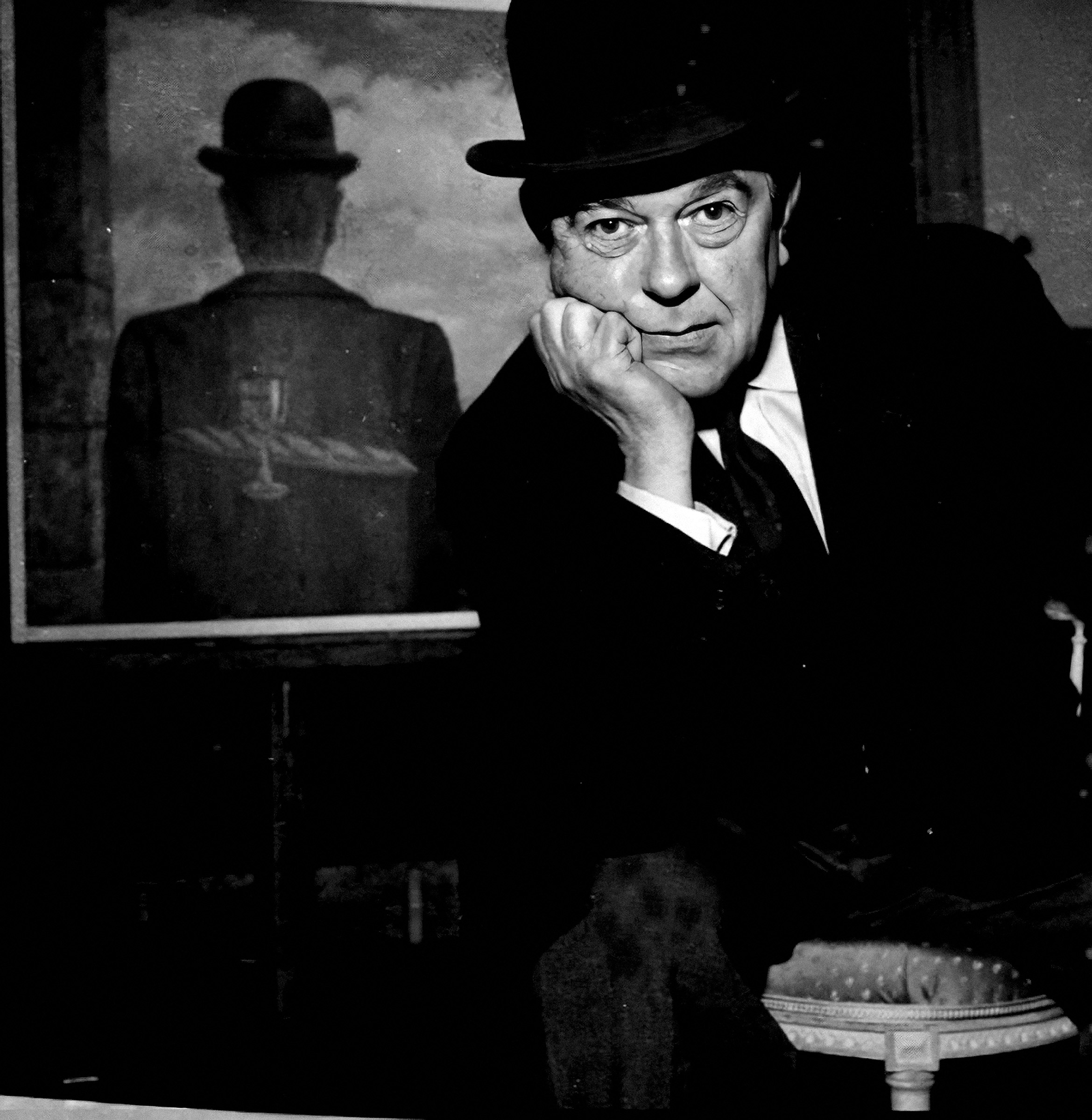 Rene Magritte in front of L'ami intime, photographed by Eddy Novarro