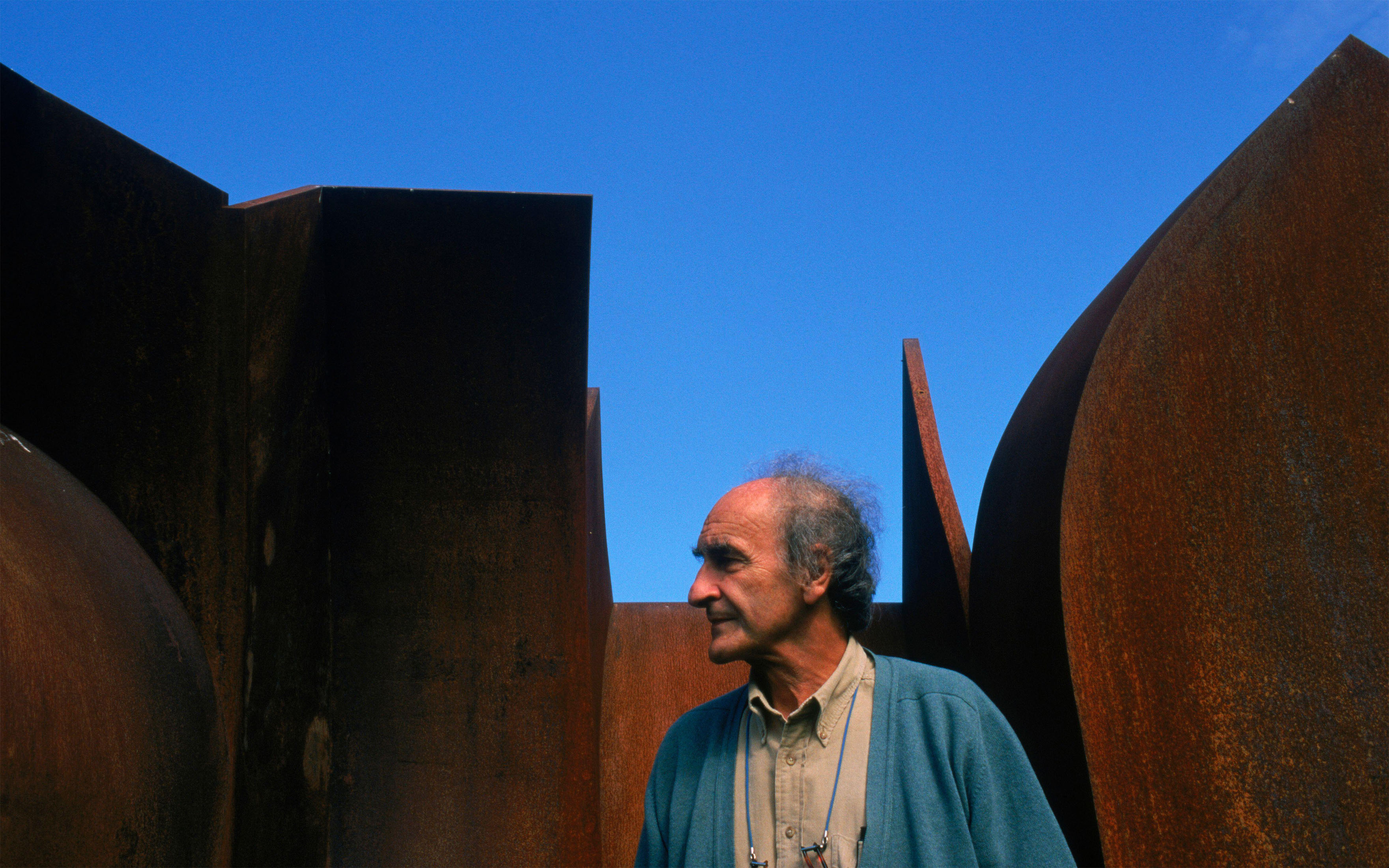 Eduardo Chillida with his work Consejo al espacio y al tiempo (Advice to Space and Time), in the late-1990s
