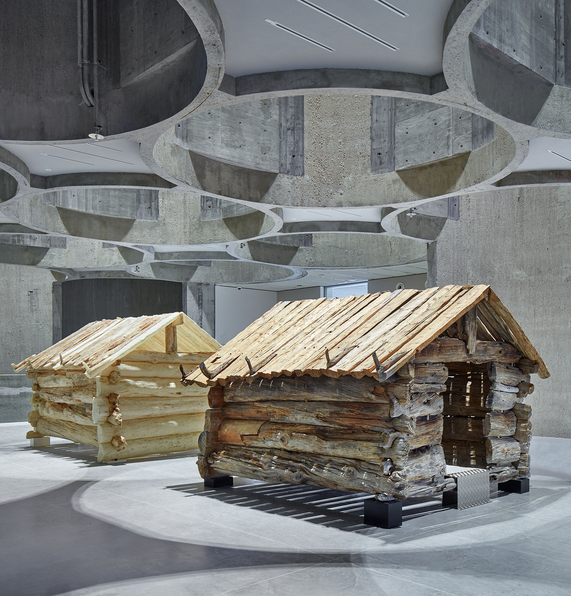 Marianne Heske's Project Gjerdeloa was purchased for the Tangen Collection in 2019 and is now on permanent display in Kunstsilo. A 350-year-old hay barn from north-western Norway stands in front of a resin cast, Gjerdeloa (Gjerdeloa Casting), 1980