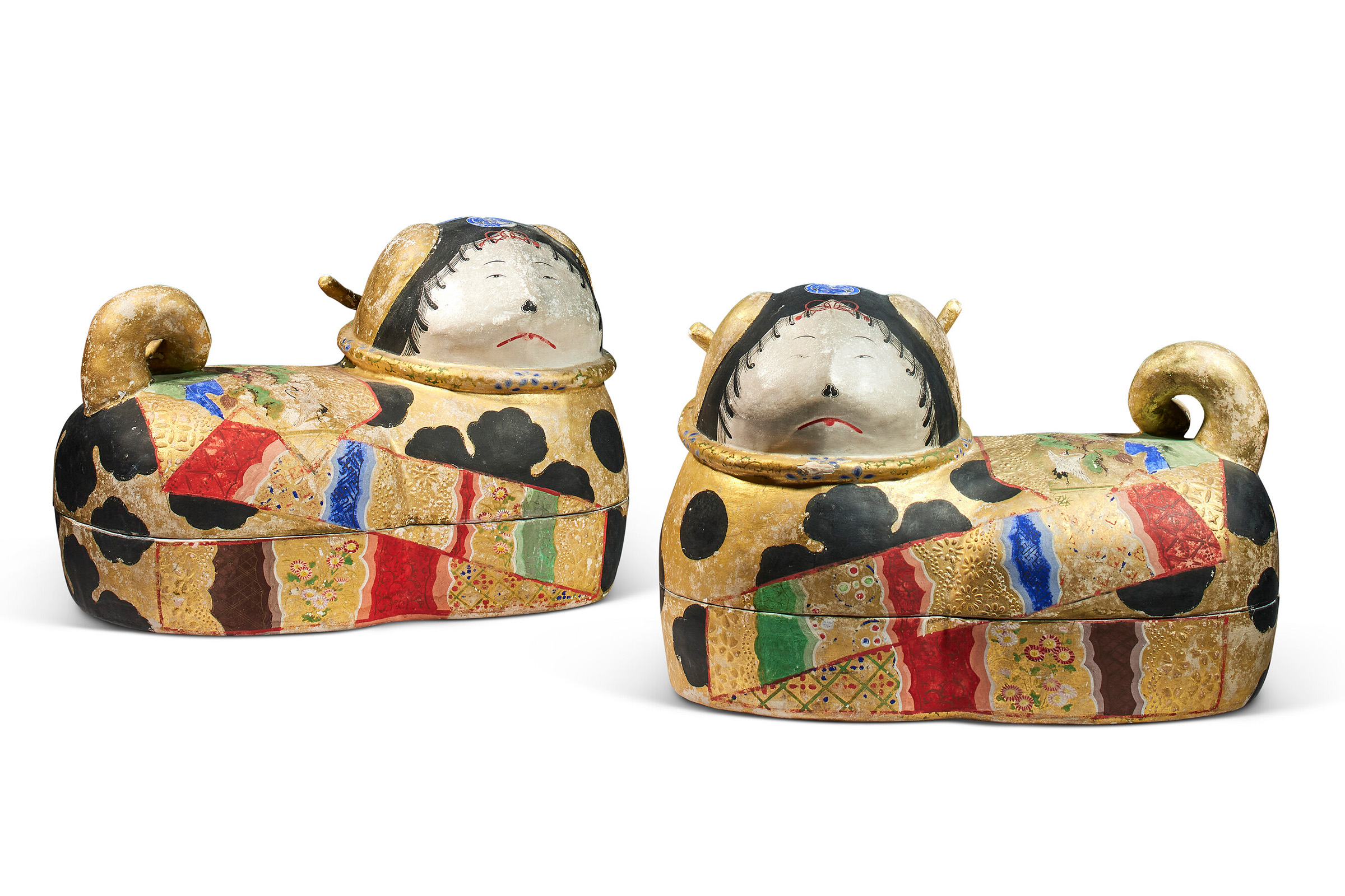 獸形紙塑工藝盒子及蓋一對，日本，明治時期 (1868-1912)。各寬 35.5 公分（14 英寸）。估價：歐元1,500-2,000。此拍品於佳士得亞洲藝術網上拍賣中呈獻，開放競投至2024年12月13日