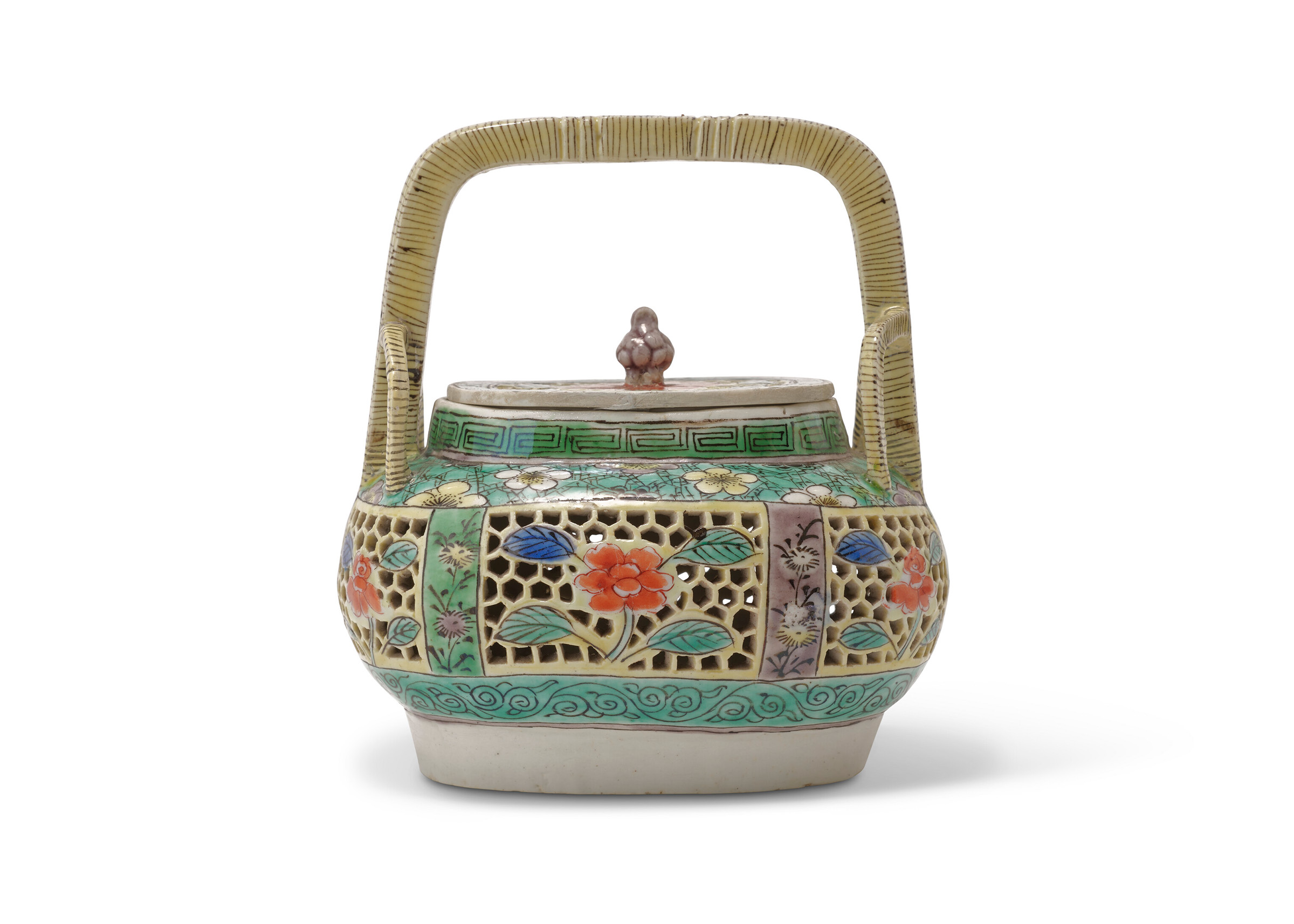 清康熙五彩鏤雕花卉紋熏爐。高5⅛ 英寸 (13 公分) 。估價：港元80,000-120,000。此拍品於佳士得鑒古- 帕默家族珍藏中國藝術網上拍賣中呈獻，開放競投至2024年12月12日