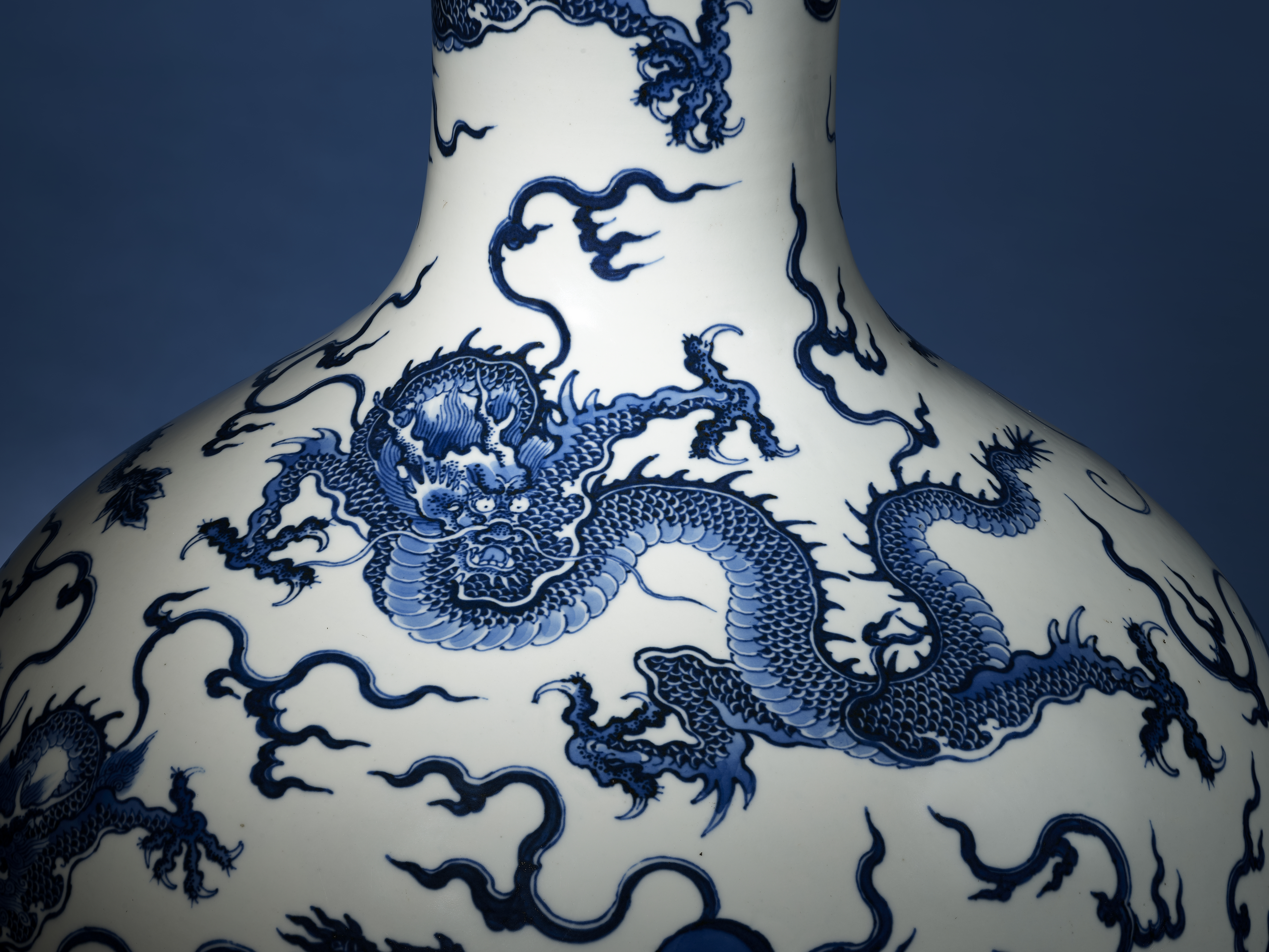 A fine and extremely rare large blue and white ‘dragon’ vase, tianqiuping. Yongcheng six-character mark in underglaze blue in a line and of the period (detail).