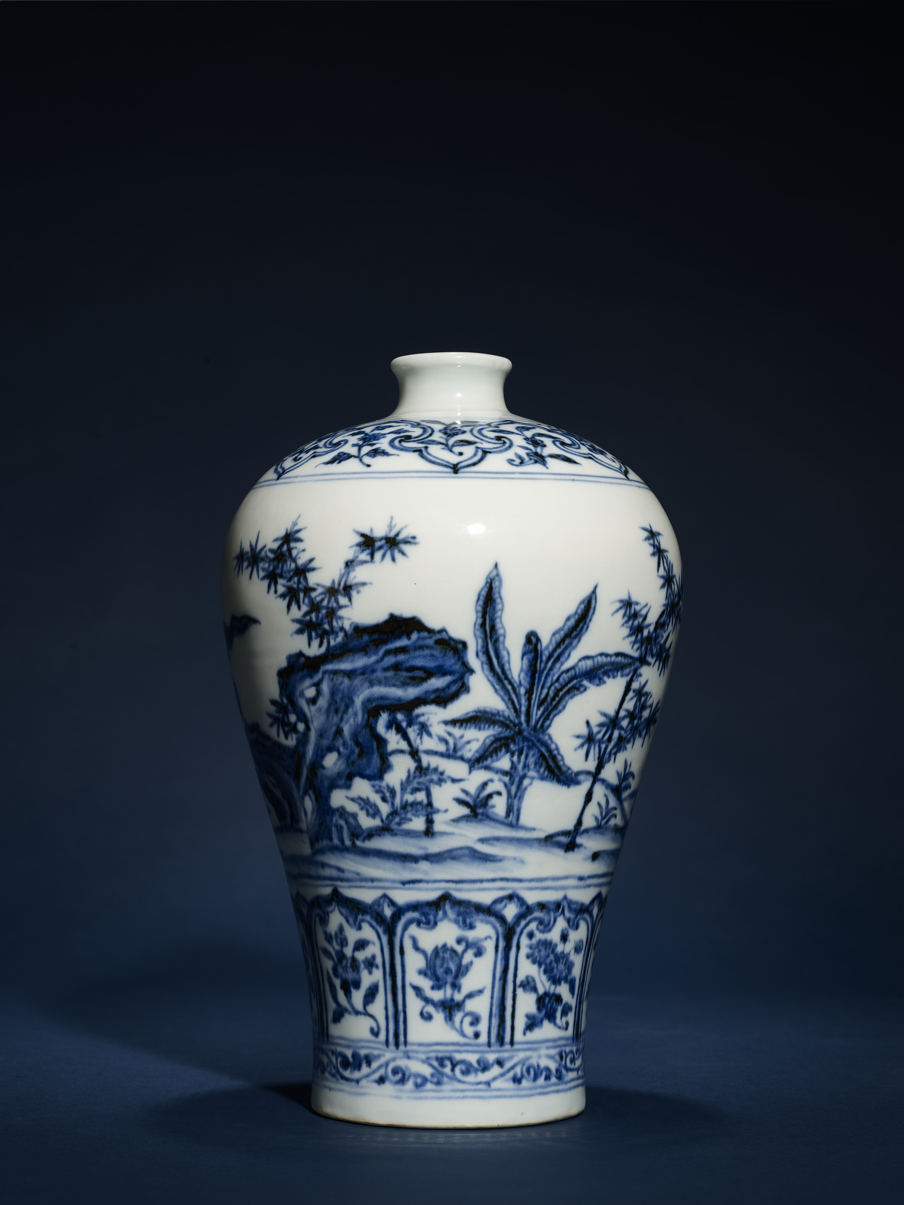 青白磁 花と蔓模様の陶器壺！中國骨董品！青花瓷！染付！工藝美術品！ 希少品 香蘭社 磁芸工房謹製 手描き染錦模様 磁藝工房 花瓶 壺