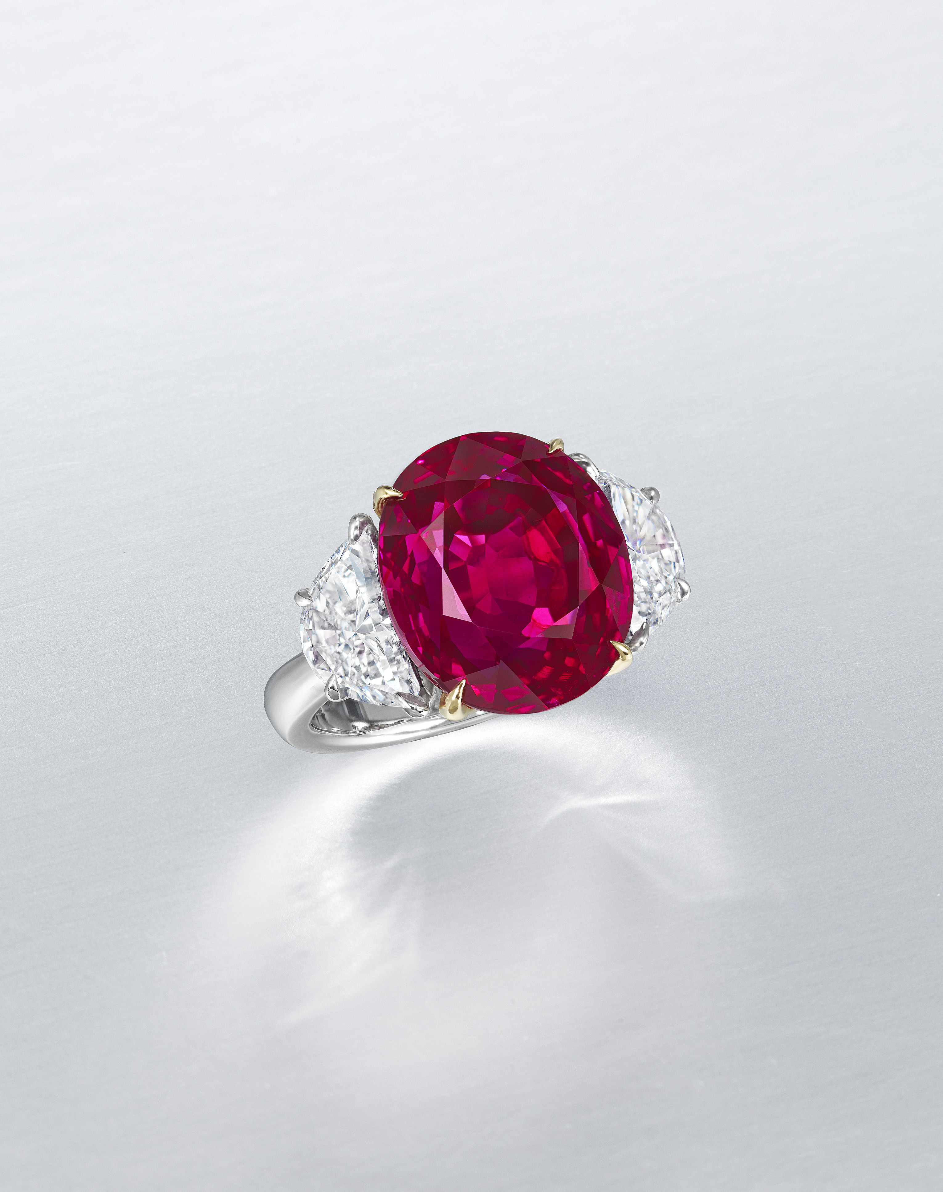 The Regal Ruby,13.22 克拉天然缅甸红宝石及钻石戒指。估价:港元50,000,000 – 80,000,000。此拍品将于2025年5月27日在佳士得香港瑰丽珠宝及翡翠首饰拍卖中呈献