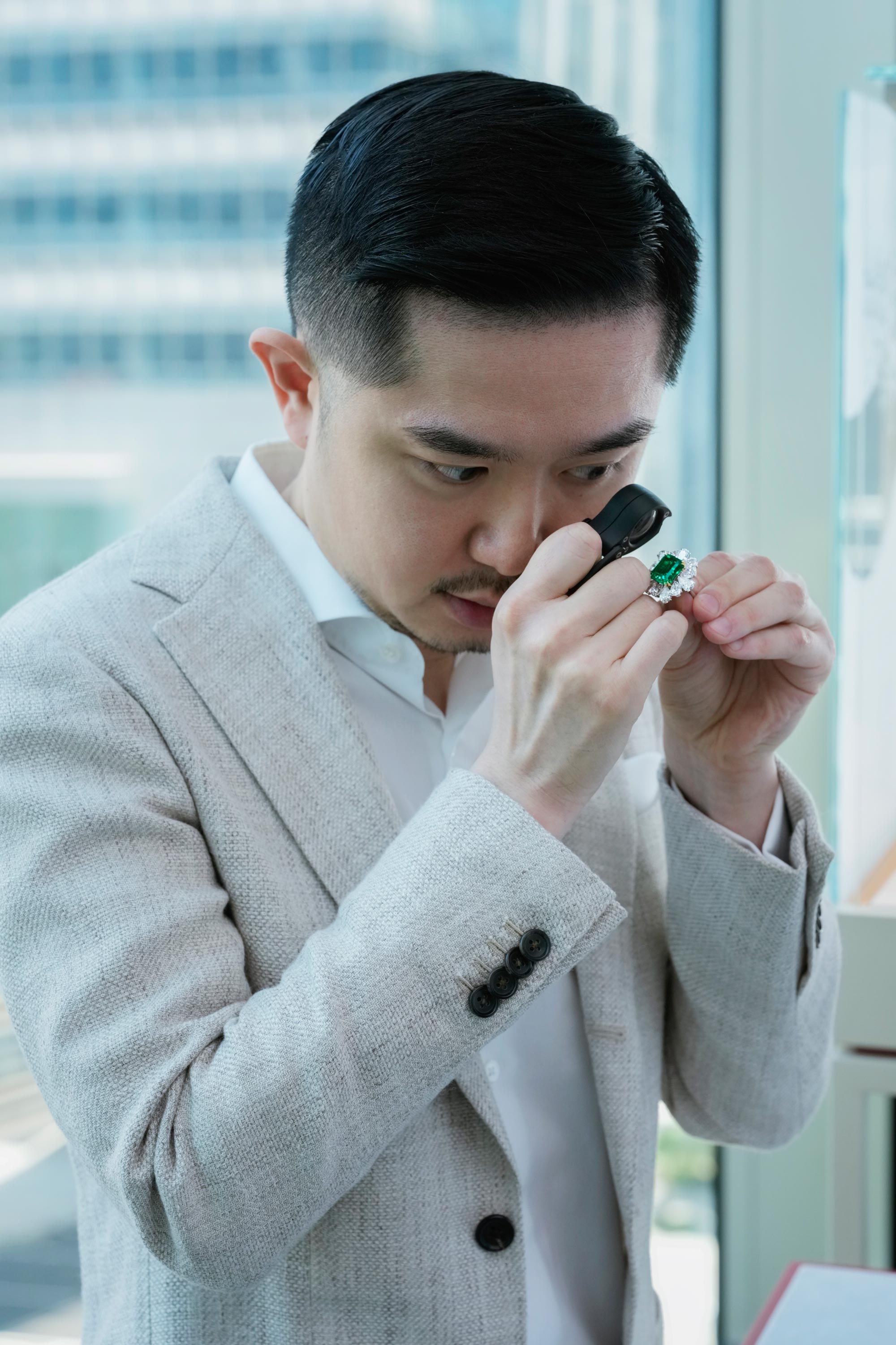 许仁玮正在检视珠宝