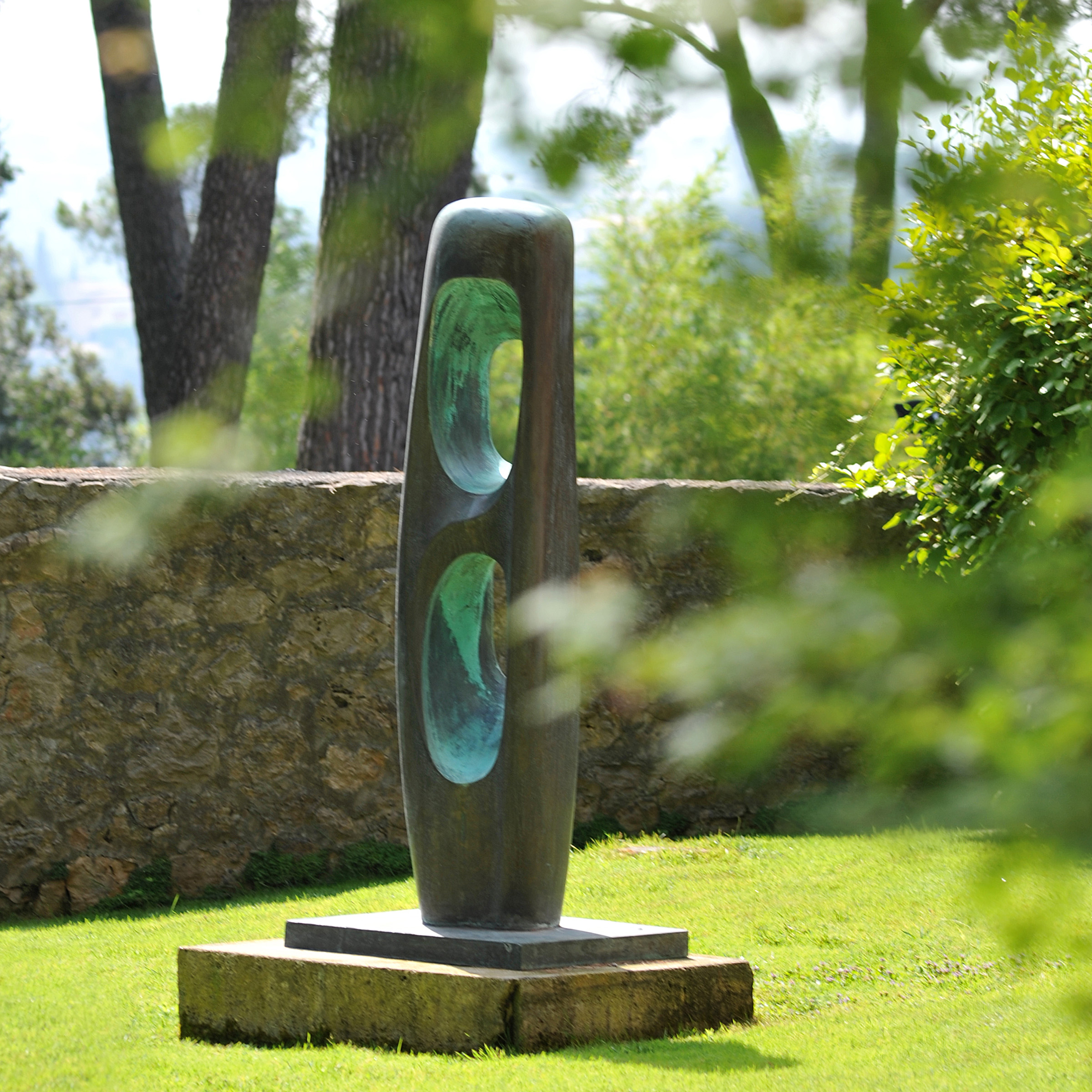 Barbara Hepworth, Figure (Walnut), 1964, Fondation Maeght, Saint-Paul de Vence, France