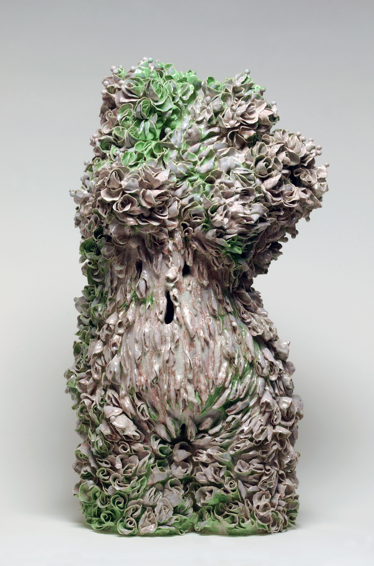 Johan Creten, Odore di Femmina de Sèvres (Scent of a Woman of Sèvres), 2004. Glazed and decorated grog stoneware. Manufacture et Musée nationaux, Sèvres, MNS 2008.O.140. © 2024 Artists Rights Society (ARS), New York / ADAGP, Paris. Photo © Gérard Jonca.