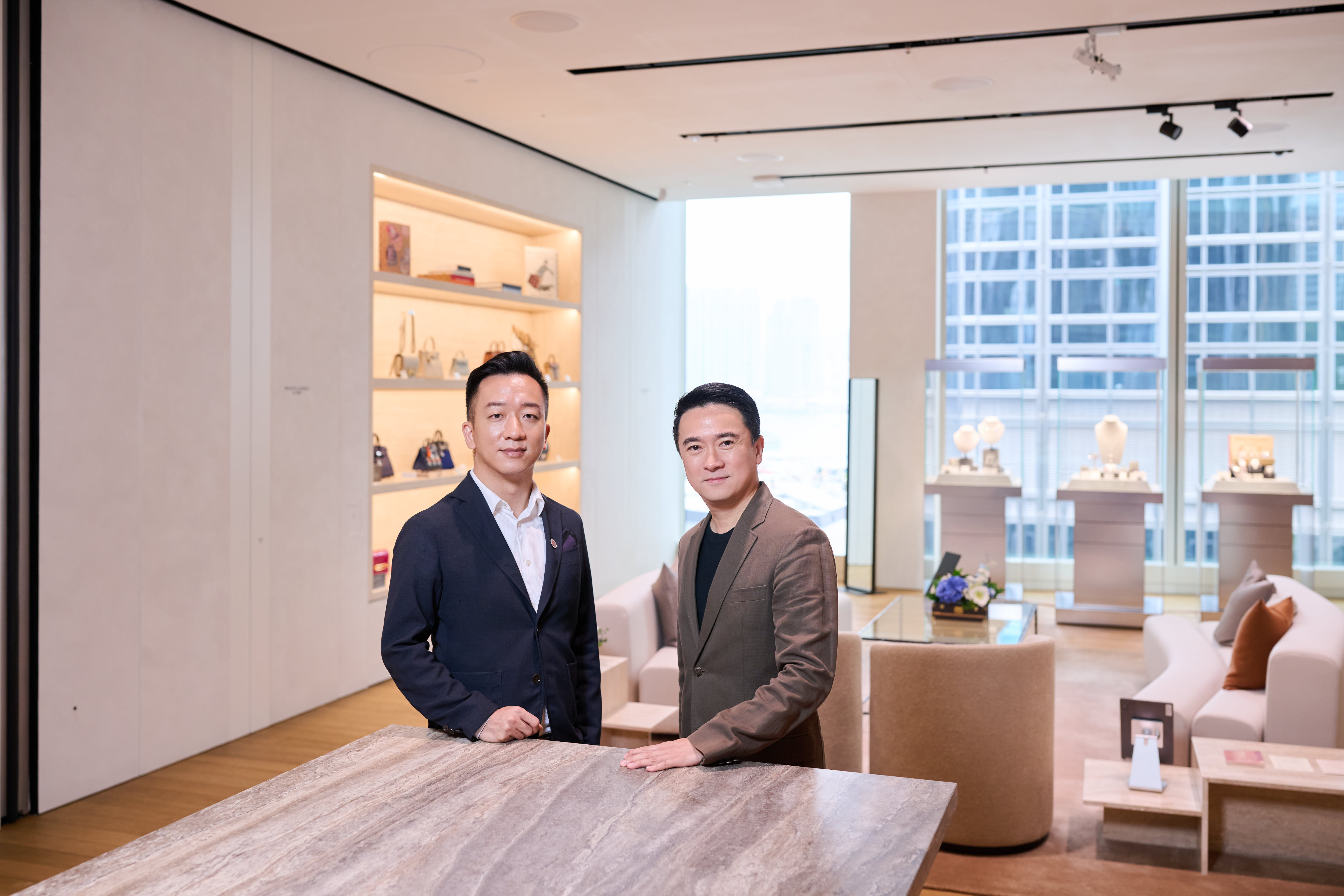 李小明與鄭景康在佳士得The Henderson亞太區總部的客戶專屬空間內一同欣賞藝術傑作,並暢談收藏心得