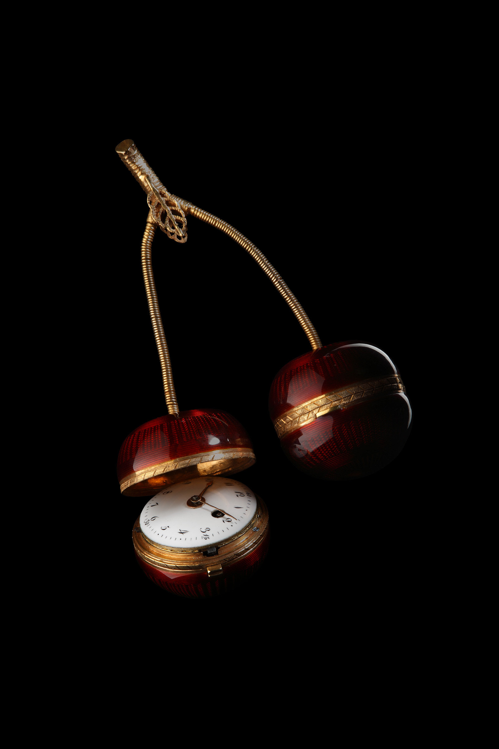 In the museum is this pocket watch in the form of two cherries, dating from around 1830 and probably made in Geneva