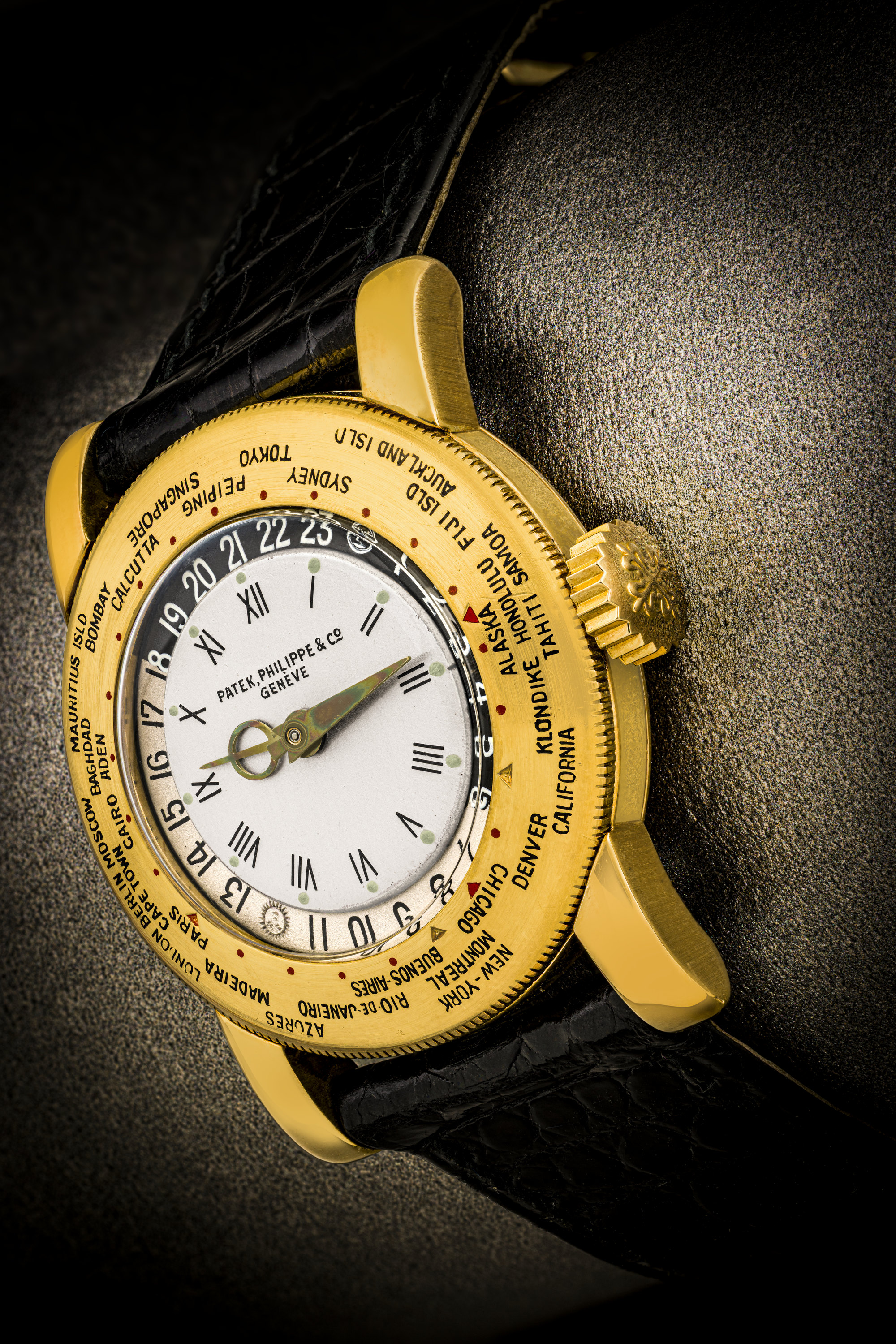 Patek Philippe. An extremely rare and historically important 18k gold world time wristwatch. Ref. 542J. Estimate: HK$800,000 – 1,600,000. Offered in The John Shaw Patek Philippe Collection on 26 November 2025 at Christie’s in Hong Kong 