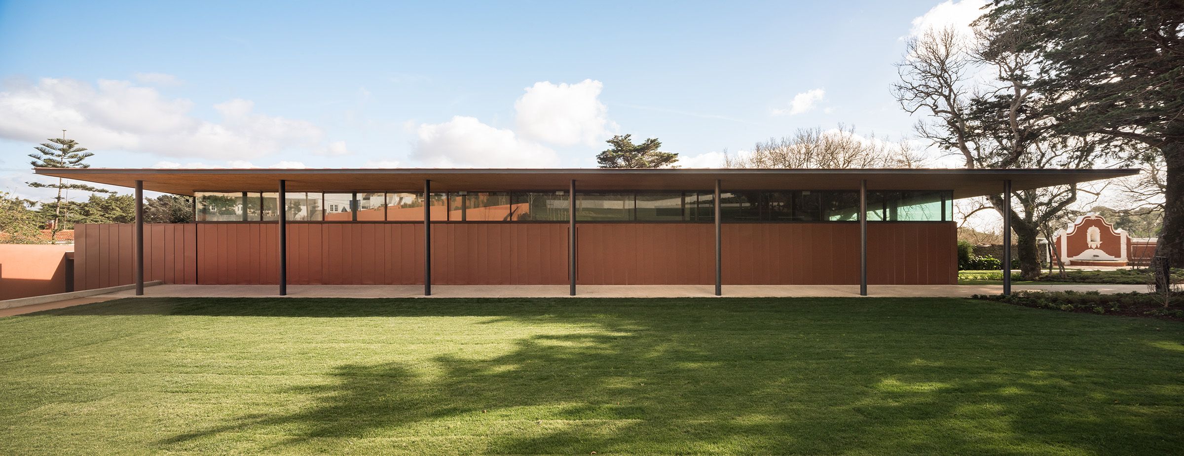 The contemporary pavilion, which houses temporary exhibitions, was designed with flexibility in mind: an auditorium and other spaces allow it to be used for a varied programme of events