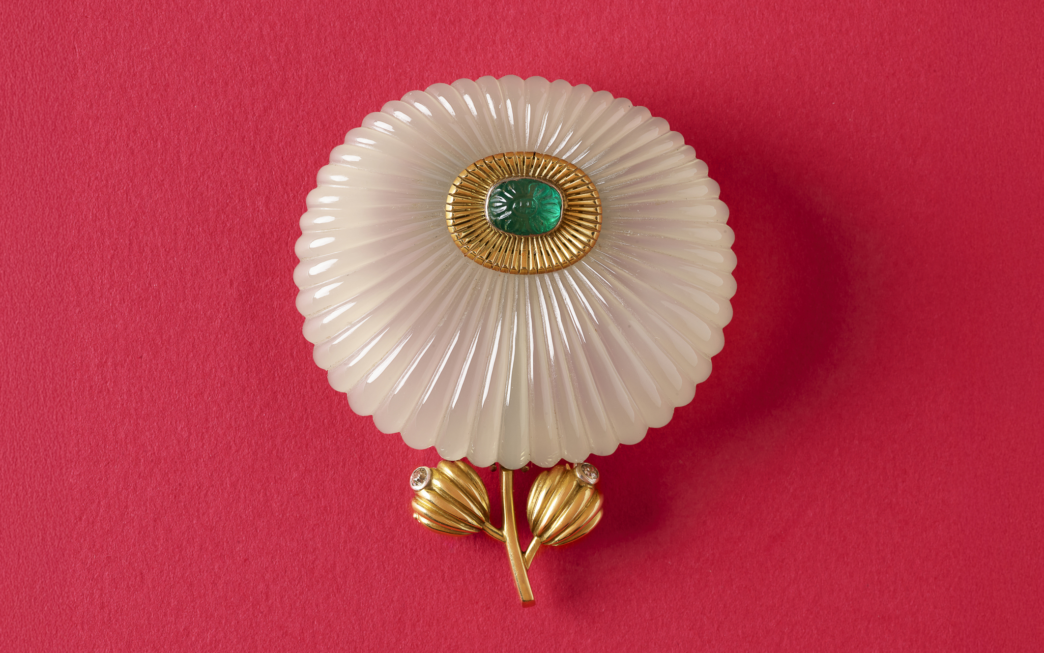 Suzanne Belperron. A chalcedony, emerald and diamond brooch, circa 1940, offered in Joaillerie Paris until 17 December 2025 at Christie's Online
