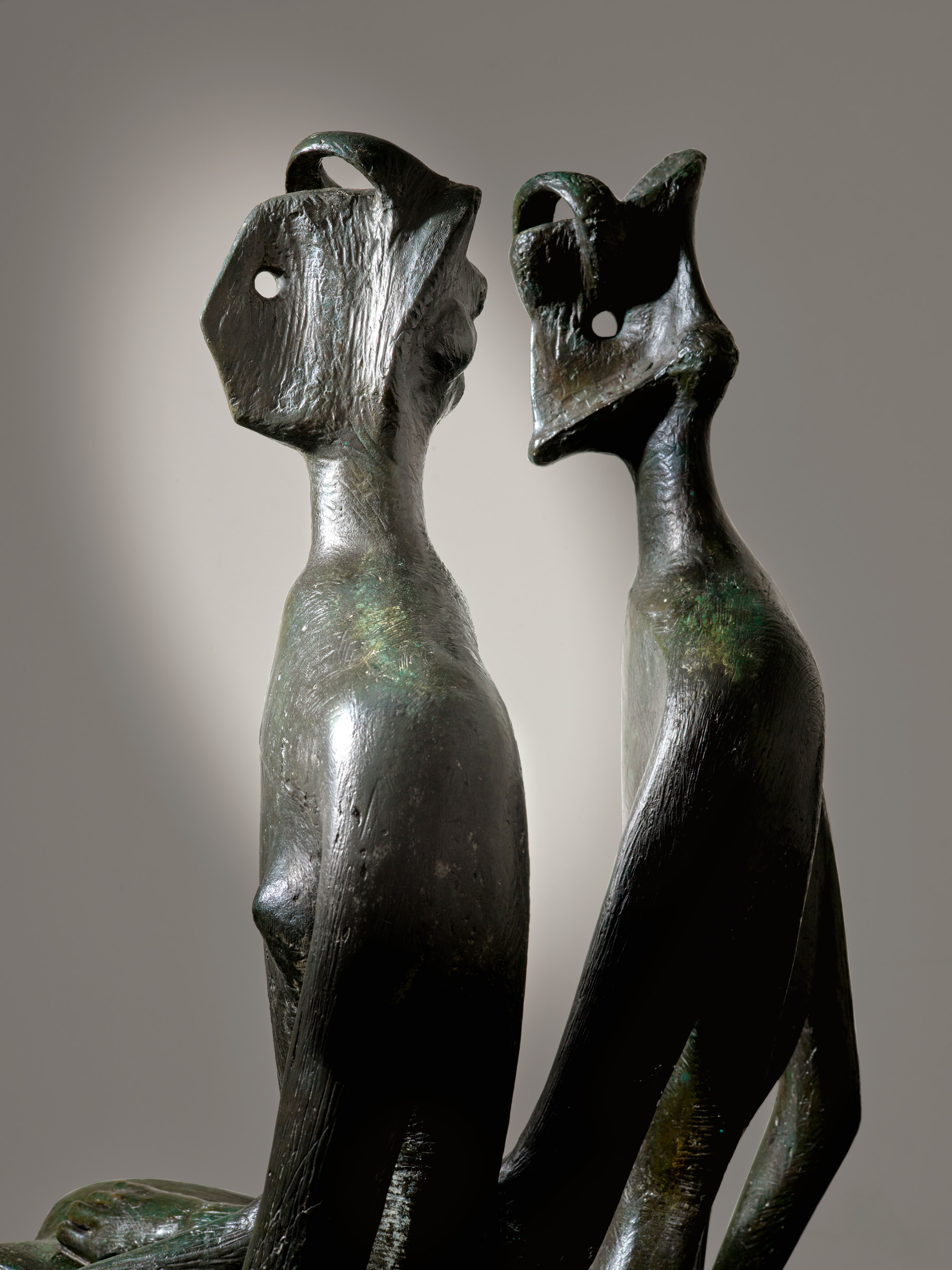 Moore distorted the heads of the couple to evoke symbols of ancient royalty such as the beak, the bird and the crown. The angular, biomorphic head of the king emerged spontaneously as Moore was moulding a piece of wax