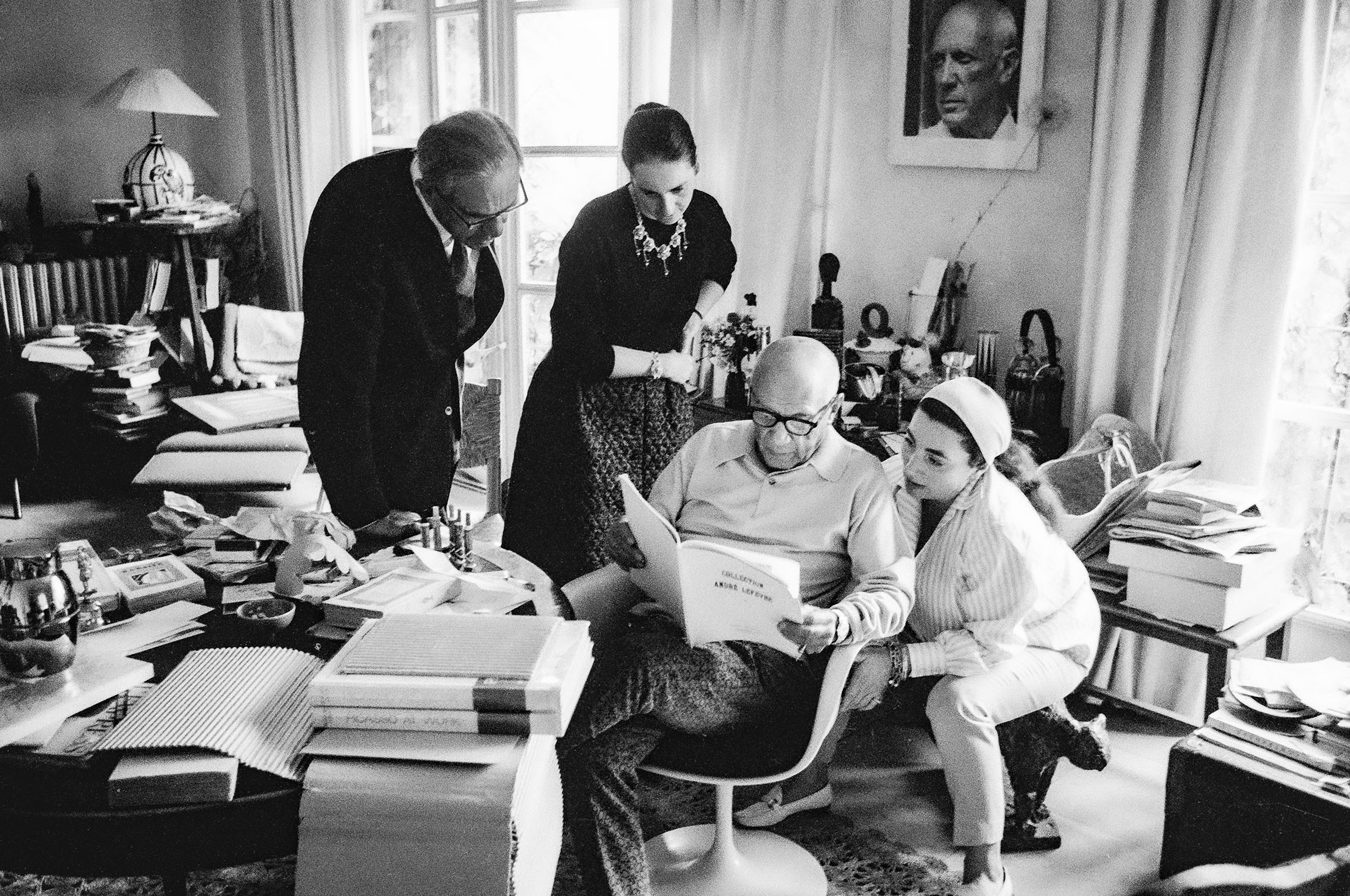 Siegfried and Angela Rosengart, Pablo Picasso and Jacqueline Roque viewing the brochure Collection Antoine Lefevre. Mas Notre-Dame-de-Vie, Mougins, 1964