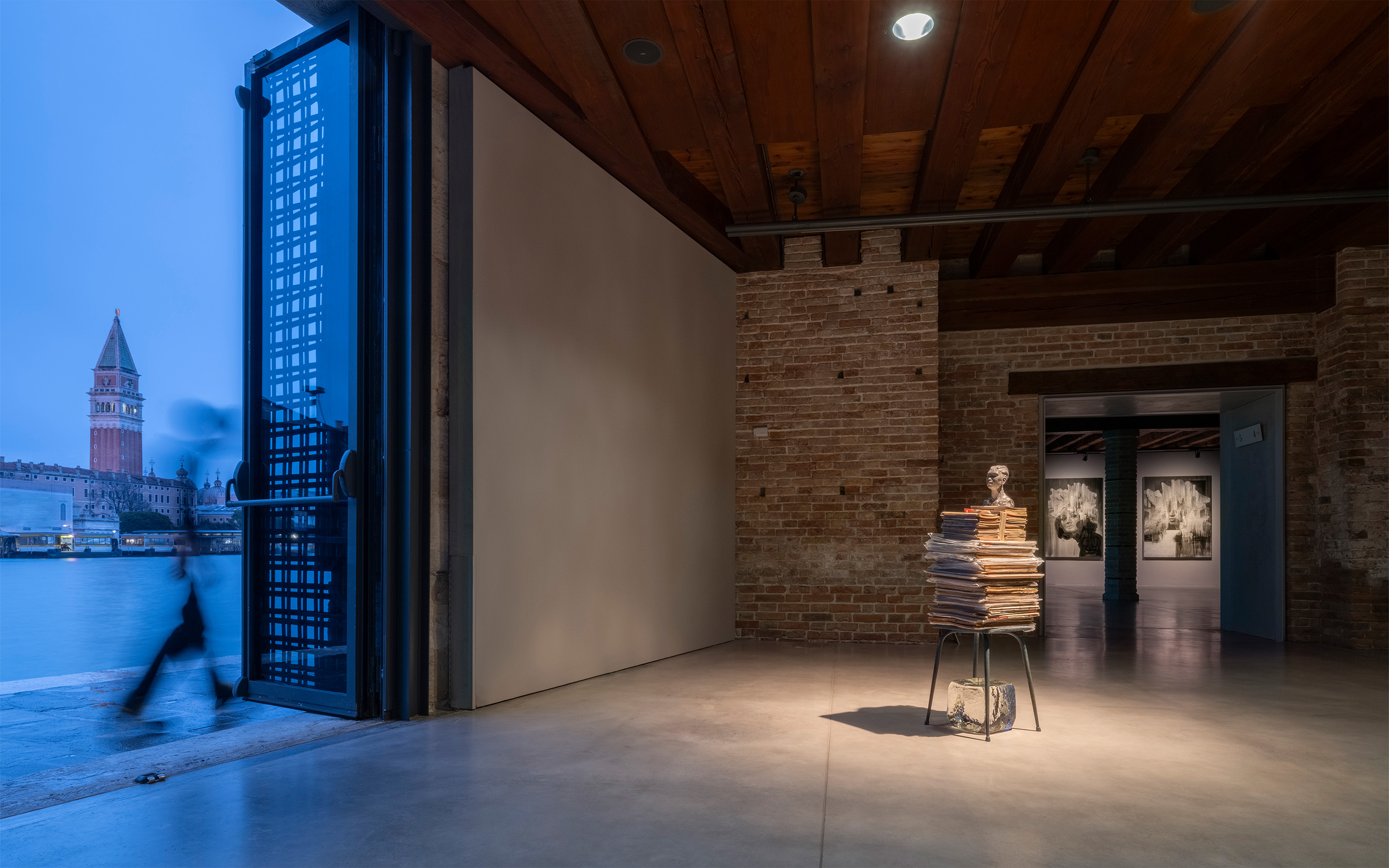 Installation view of Lorna Simpson. Third Person at the Punta della Dogana, Venice. From left: Lorna Simpson, 5 Properties, 2018; Head on Ice #4, 2016; Head on Ice #3, 2016