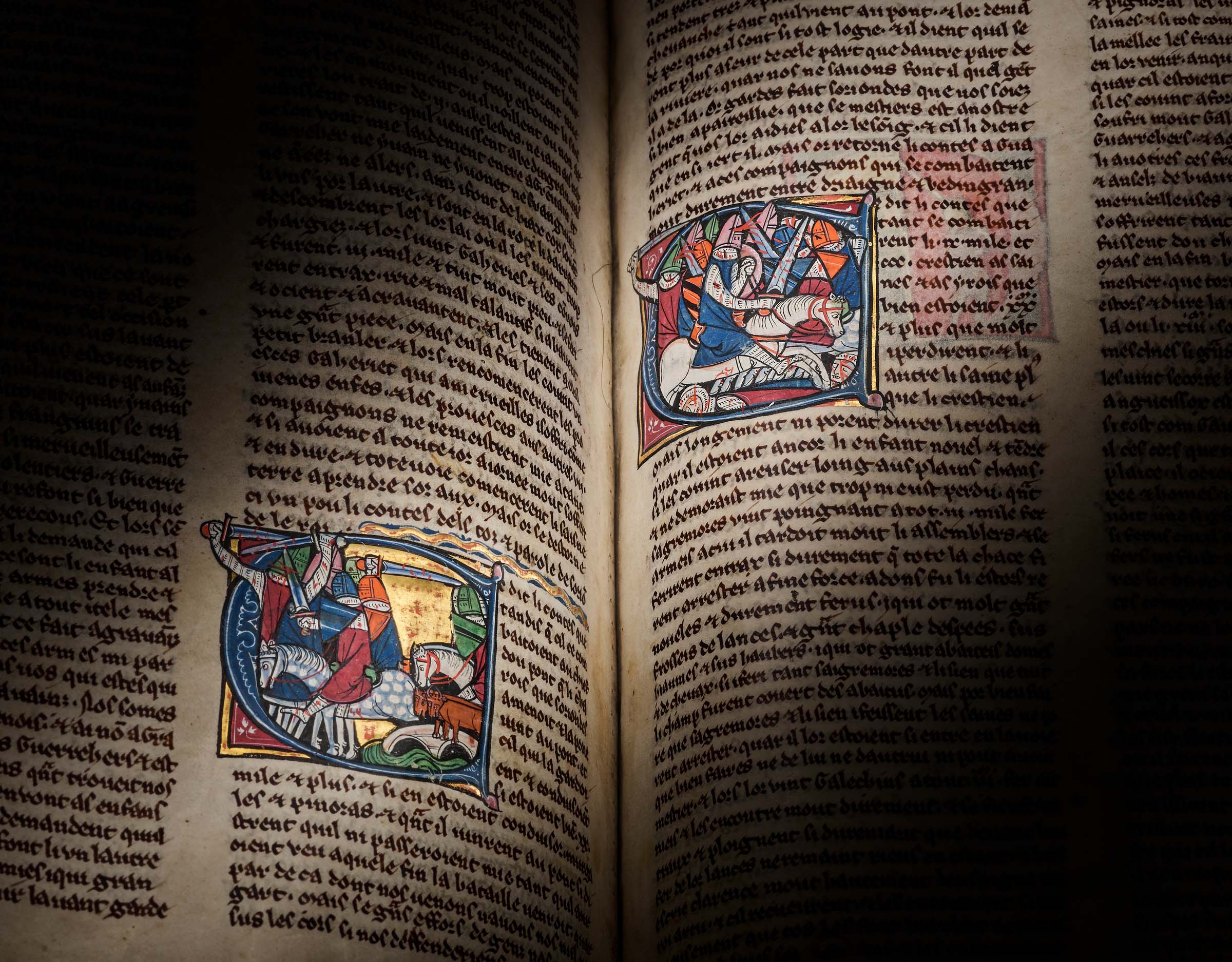 The historiated initial C on the left shows the Battle of the Bridge of Diane, in which Arthur's nephews engage in combat with the Saxons. In the initial C to the right is an image of the Battle of Arundel, where King Yder of Cornwall also fights the Saxons