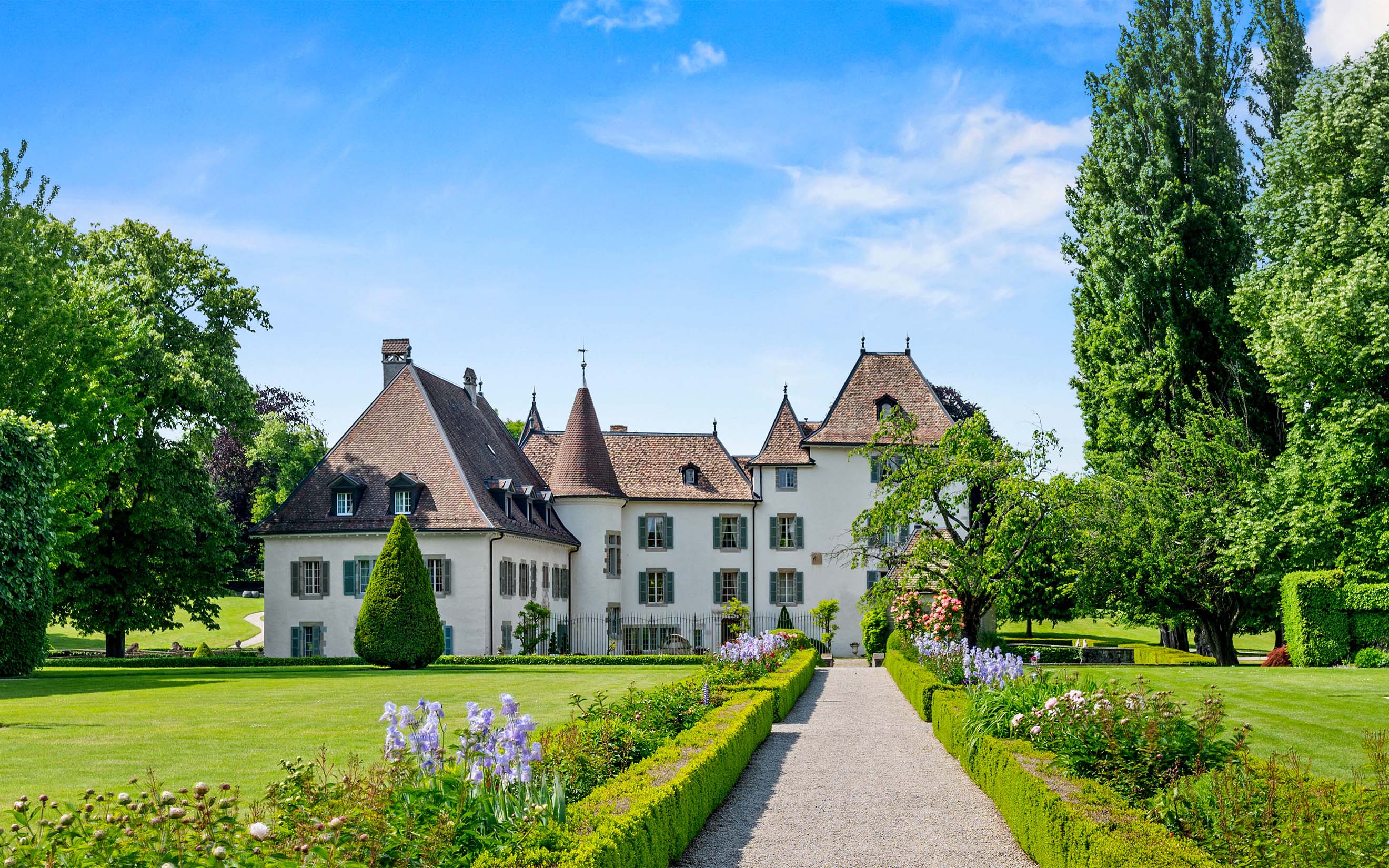 The Château de Tournay is set in beautifully landscaped grounds, including a parterre garden and a swimming pool, ideal for relaxation, walks or hosting outdoor events