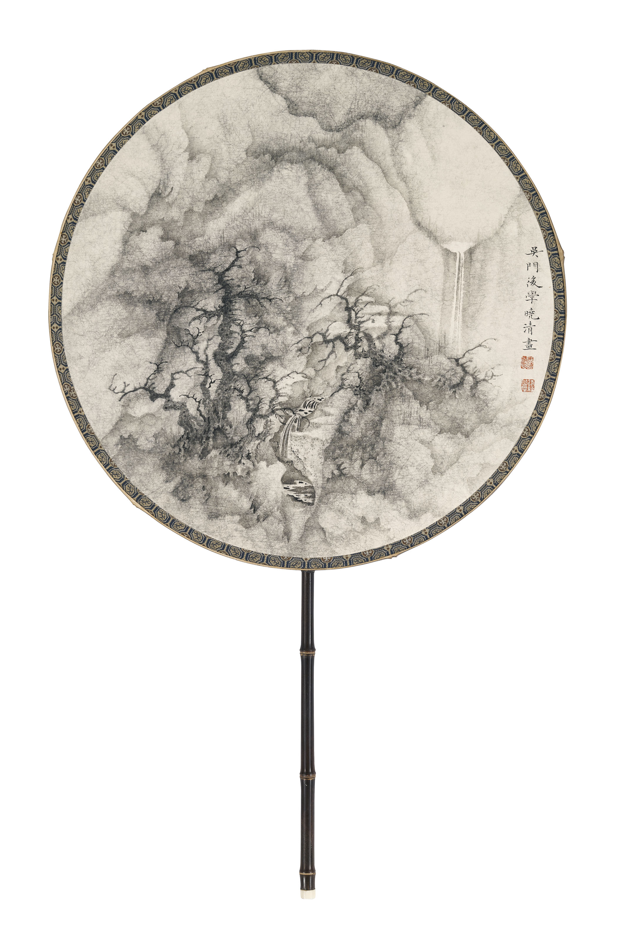 团扇：朱晓清，《飞瀑流泉》，水墨纸本 团扇，直径32.5公分（12 &frac34; 吋）。估价：30,000-50,000港元。将于2020年12月1日佳士得香港中国近现代及当代书画拍卖中呈献