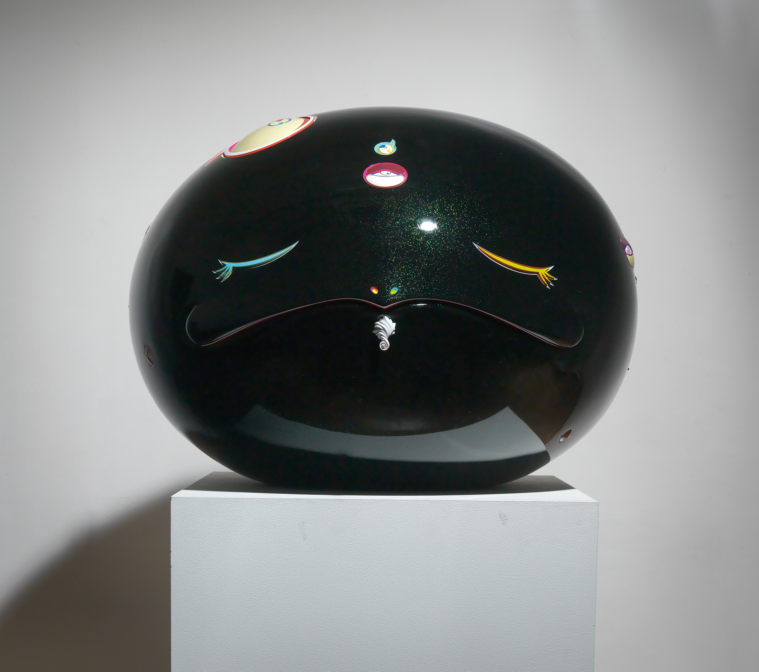村上隆(1962年生);及菲瑞·威廉斯 (1973年生),《The Simple Things》,2008-2009年作。玻璃纖維 鋼 LED 燈 壓克力 七件鑲有紅、藍、綠寶石和鑽石的黃金(白、黃、粉紅) 製品。整體:188 (H) x 110 x 101公分 (74 x 43 1/4 x 39 ¾吋)。估價:20,000,000 – 30,000,000港元。此作將於2019年11月23日在佳士得香港「HI-LITE」晚間拍賣中呈獻