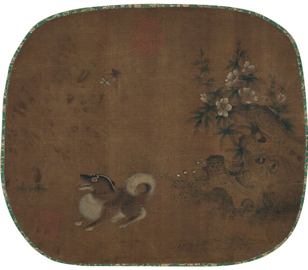 宋 无款 犬蝶图 设色绢本 扇面立轴 。估价:500,000—700,000港元/65,000—91,000美元。佳士得香港将于11月28日举行的「中国古代书画」拍卖呈献此拍品。