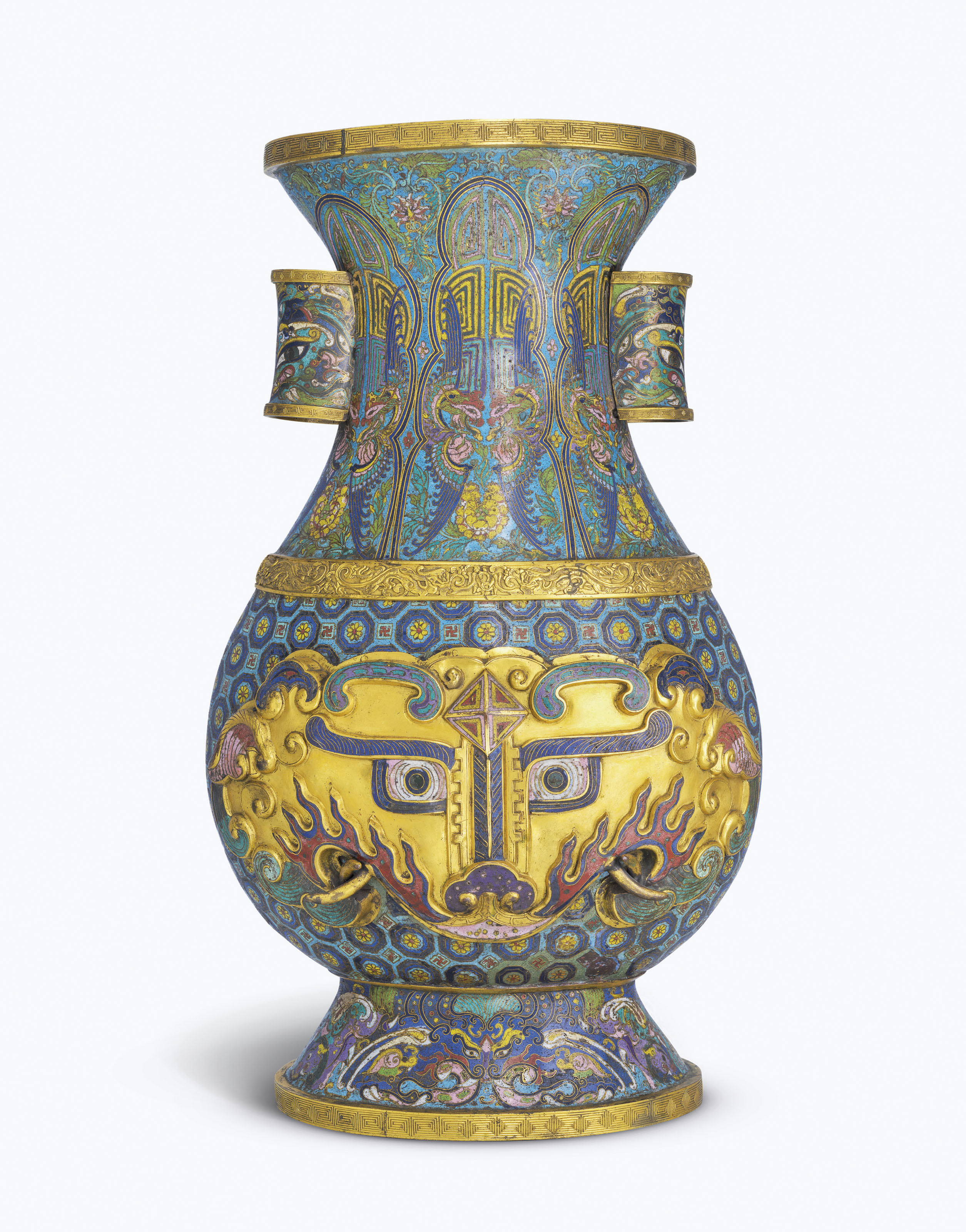 清 雍正/乾隆 御制掐丝珐琅饕餮纹贯耳大壶。高 64.7 公分（25 3/8 英寸）。此拍品于2020年11月30日在佳士得香港售出，成交价8,650,000港元