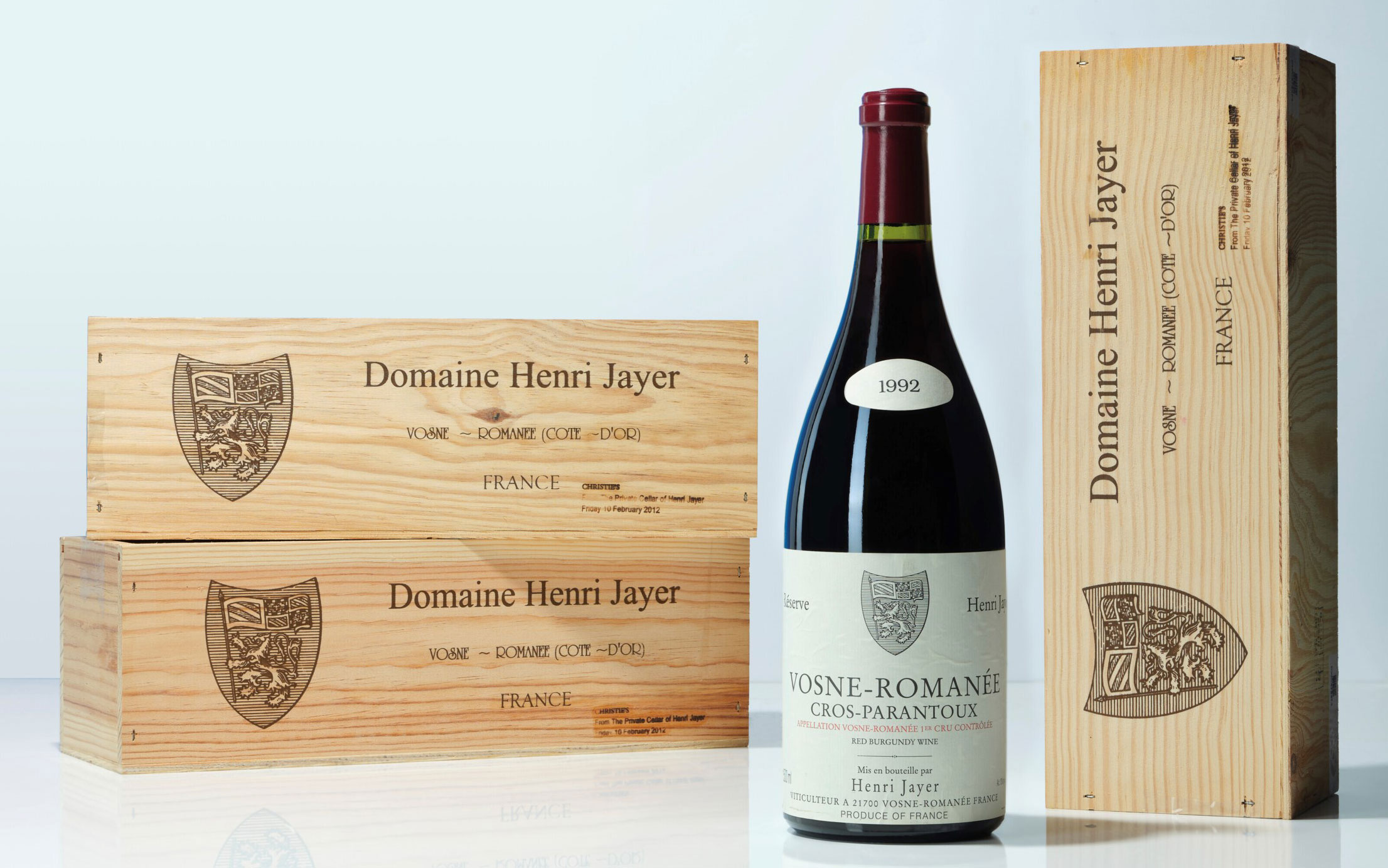 一瓶 1992 年的 Vosne-Romanée Cros Parantoux 葡萄酒，旁邊是木箱，標有 Domaine Henri Jayer。