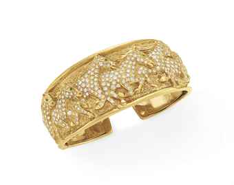A GOLD, DIAMOND AND EMERALD CUFF BRACELET