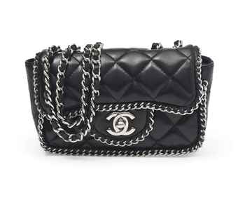 A BLACK LAMBSKIN LEATHER CHAIN TRIM FLAP BAG