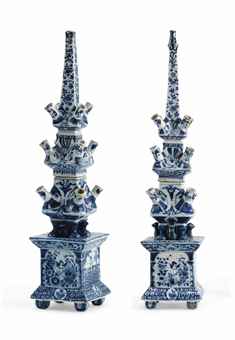 A PAIR OF CHINESE BLUE AND WHITE TULIPIERES