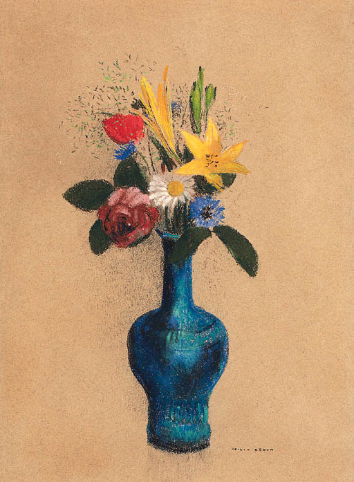 Bouquet des fleurs dans un vase bleu 
