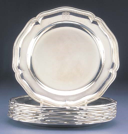 TWELVE ITALIAN DINNER PLATES