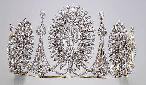 AN IMPRESSIVE DIAMOND TIARA