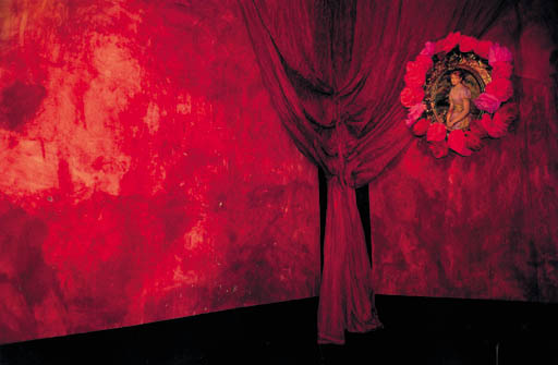 絵画 Golden Curtain (By Artist Nann Nann) Nan Goldin (b. 1953) , Hafen bar, Berlin, 1991 | Christie's