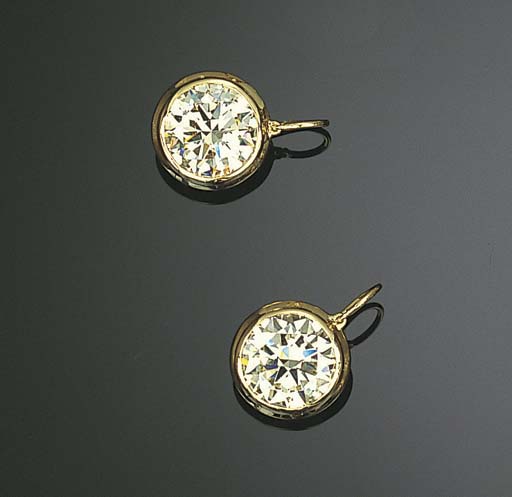 A PAIR OF DIAMOND EAR PENDANTS A PAIR OF DIAMOND EAR PENDANTS