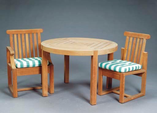 A CONTEMPORARY TEAK CIRCULAR GARDEN TABLE WITH SIX CHAIRS