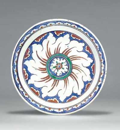 AN IZNIK POTTERY DISH , OTTOMAN TURKEY, CIRCA 1590 | Christie&rsquo;s