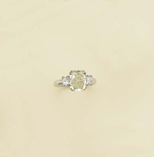 Anello in oro con diamante fancy light yellow taglio rettangolar