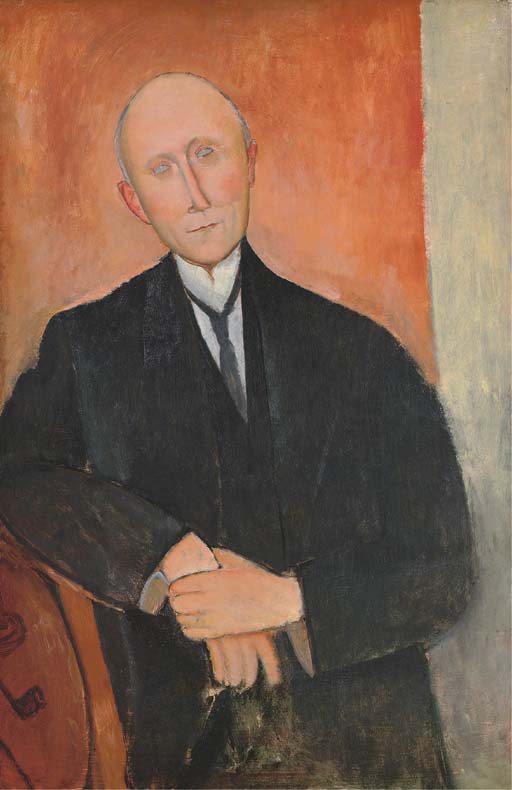 Homme assis sur fond orange 
