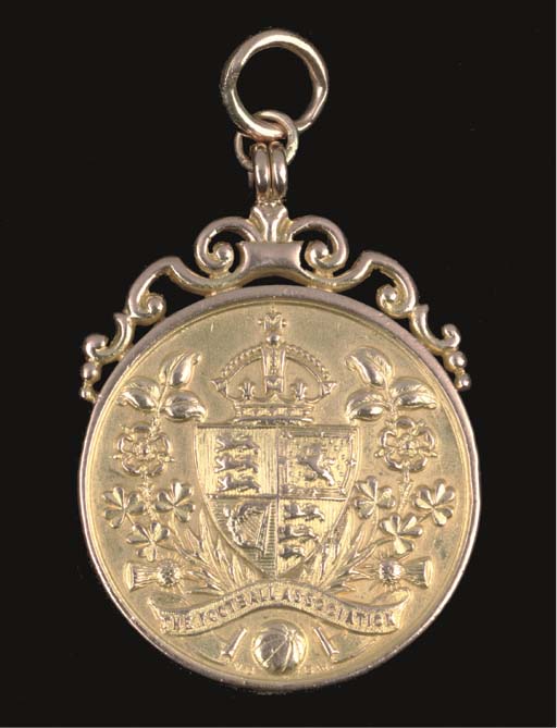 A 9CT GOLD 1913 F.A.CUP RUNNERSUP MEDAL