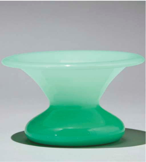 VASE EN VERRE OPAQUE VERT