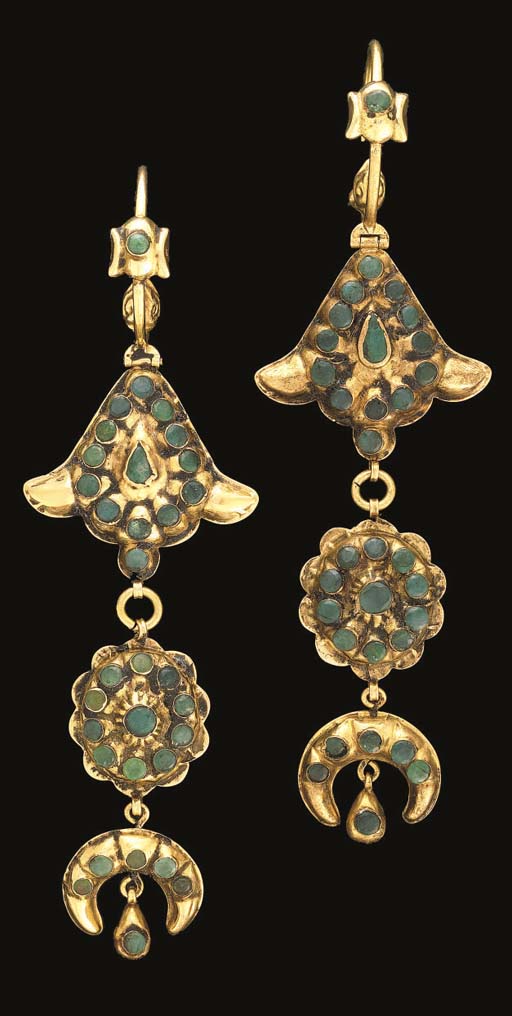 A PAIR OF MOROCCAN EMERALD INSET GOLD EARRINGS , FEZ, 19TH CENTURY