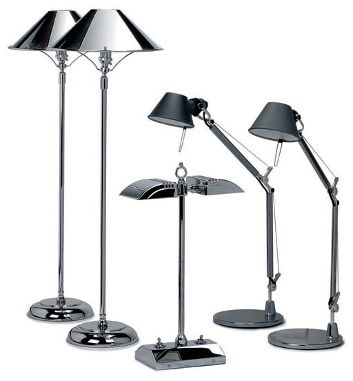 A PAIR OF CHROME TABLE LAMPS, A CHROME TWIN LIGHT TABLE LAMP AND