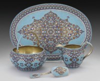 A LATE 19TH/EARLY 20TH CENTURY RUSSIAN SILVER-GILT & CLOISONNE ENAMEL SUGAR BOWL, CREAM JUG, CADDY SPOON & OVAL TRAY EN SUITE,
