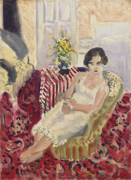 Figure assise, tapis rayé 
