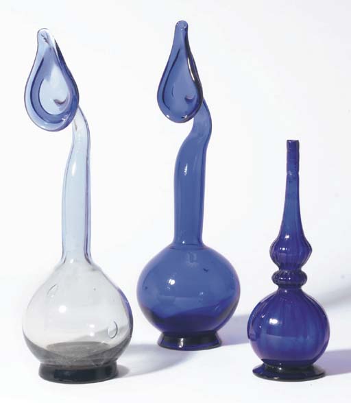 TROIS FLACONS EN VERRE TROIS FLACONS EN VERRE 