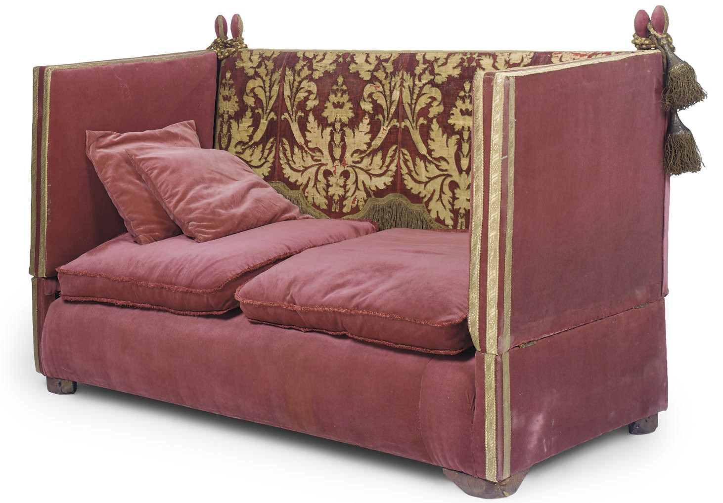 A KNOLE SOFA , LATE 19TH/EARLY 20TH CENTURY Christie's